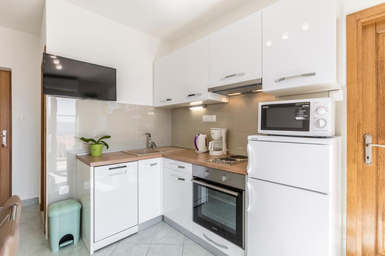 Apartmani Bezmalinovic Бол Экстерьер фото