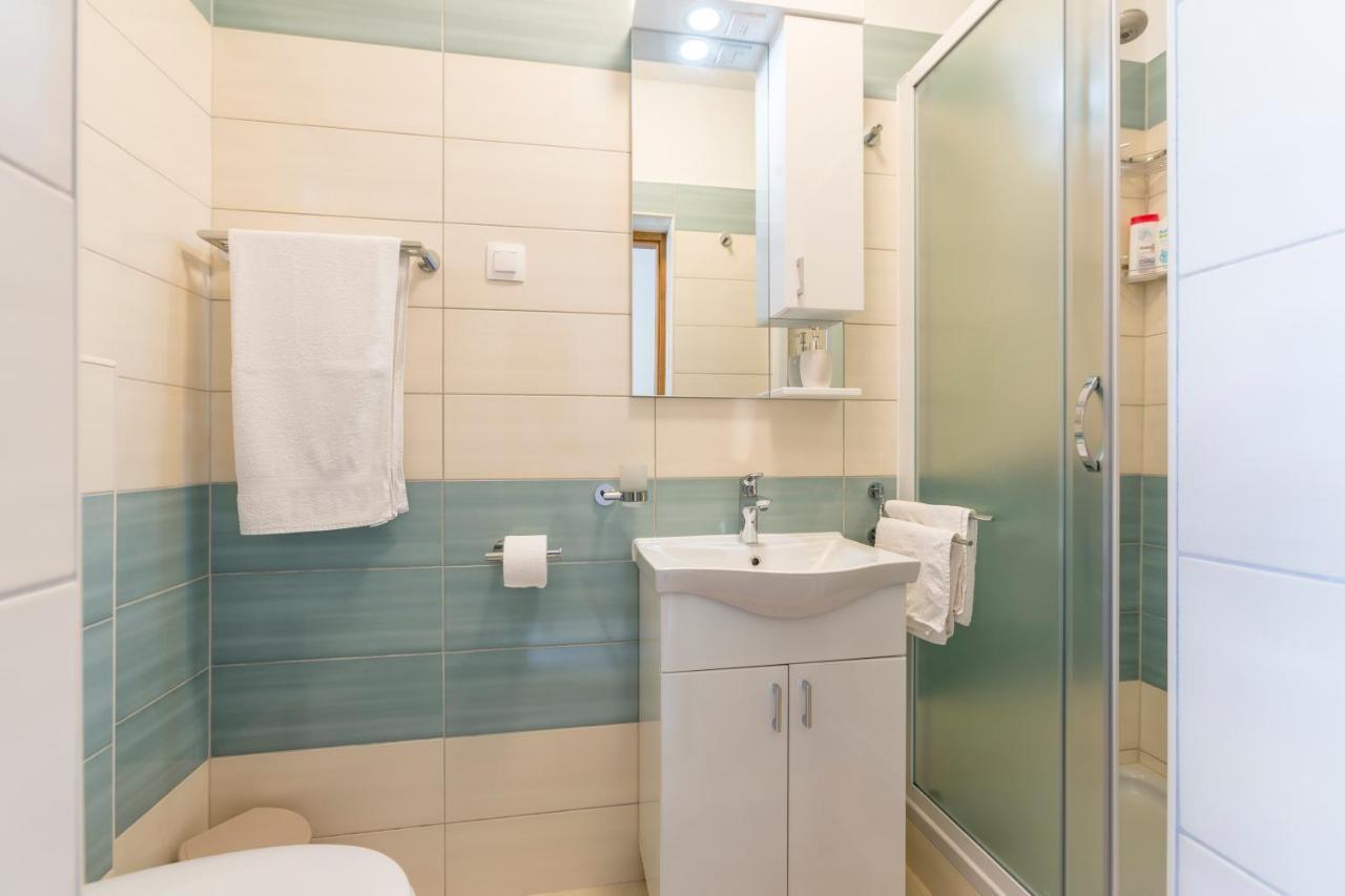 Apartmani Bezmalinovic Бол Экстерьер фото