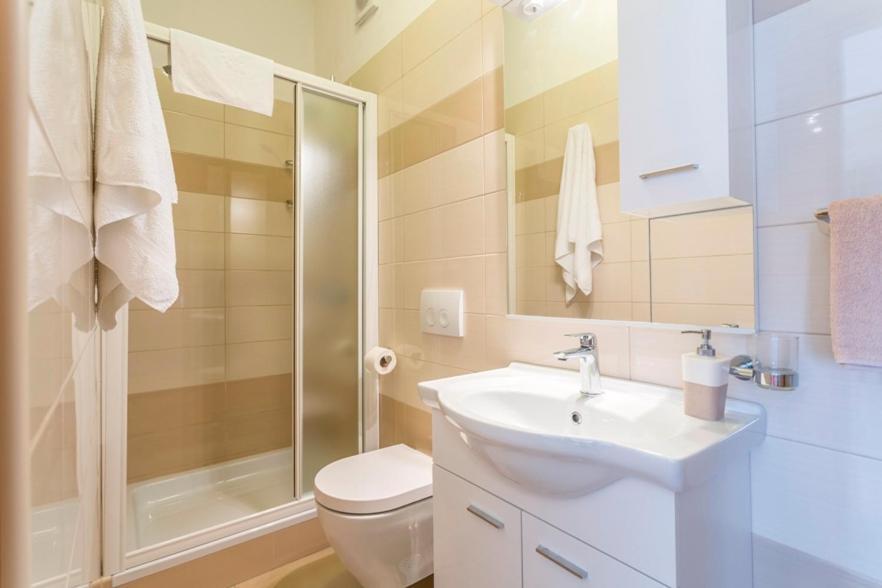 Apartmani Bezmalinovic Бол Экстерьер фото