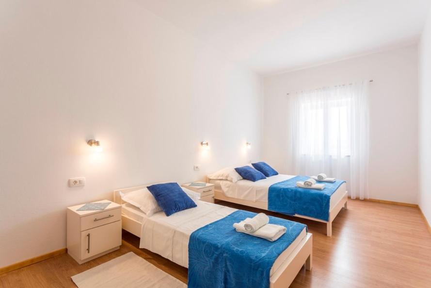 Apartmani Bezmalinovic Бол Экстерьер фото