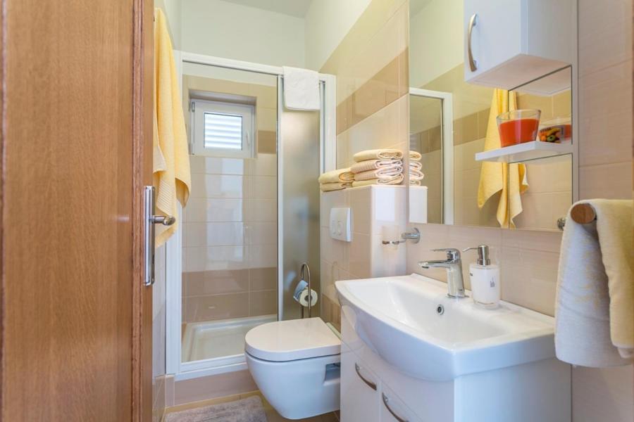 Apartmani Bezmalinovic Бол Экстерьер фото