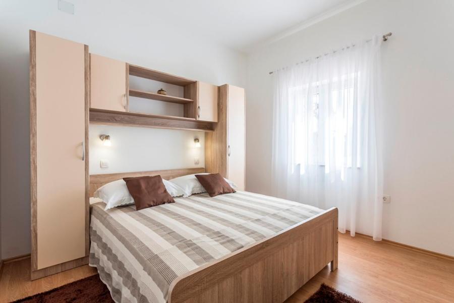 Apartmani Bezmalinovic Бол Экстерьер фото